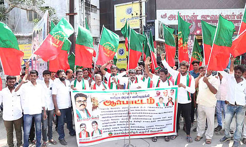 ஆர்ப்பாட்டத்தில் பங்கேற்றவர்கள். 