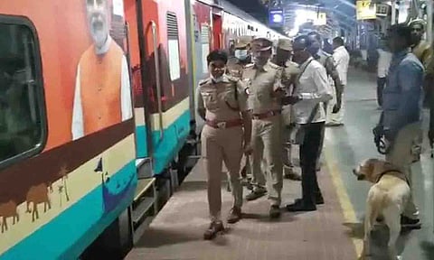 திருப்பூர் ரெயில் நிலையத்தில் போலீசார் சோதனையில் ஈடுபட்ட காட்சி. 