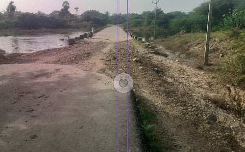 மழைக்கு சேதமான சாலையை படத்தில் காணலாம். 