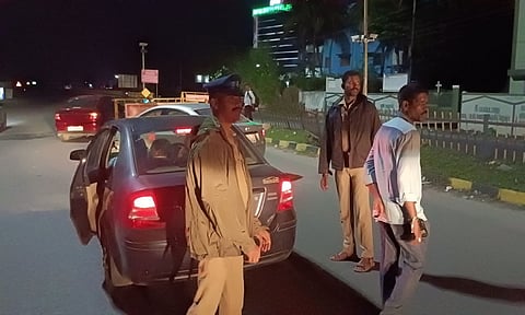 போலீசார் வாகன சோதனையில் ஈடுபட்ட காட்சி.