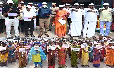 கள்ளக்குறிச்சி அருகே அரிய பெருமானூர் கிராமத்தில் தூய்மை பயணம் குறித்து மாவட்ட கலெக்டர் ஷ்ரவன் குமார் தலைமையில் உறுதிமொழி ஏற்கப்பட்டது.