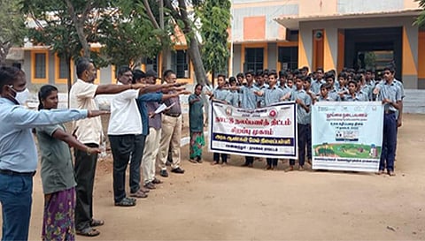 நடை பயணம் பேரணியை வெண்ணந்தூர் வட்டார வளர்ச்சி அலுவலர்கள் பிரபாகரன் மற்றும் மாதவன் தொடங்கி வைத்த காட்சி.