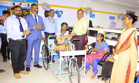 மாற்றுத்திறனாளிகளுக்கு சைக்கிளை ஆர்.டி.ஓ. சந்திரசேகர் வழங்கிய காட்சி. அருகில் மண்டல அலுவலக துணை பொதுமேலாளர் தில்லி பாபு, உதவி பொது மேலாளர் கனகாம்பரன் மற்றும் அதிகாரிகள் உள்ளனர்.