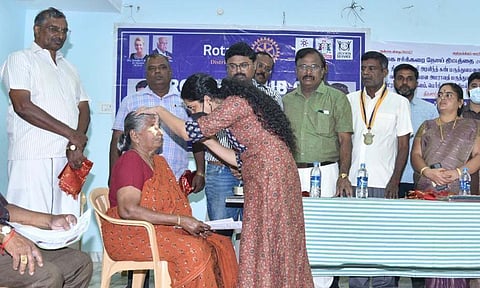 வள்ளியூர் சென்ட்ரல் ரோட்டரி சங்கத்தின் தலைவரும், மேக்ரோ கல்லூரி நிறுவனத்தின் தலைவருமான பொன் தங்கதுரை நிகழ்ச்சியை தொடங்கி வைத்த காட்சி.