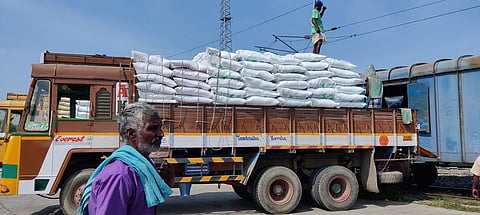 1,500 மெ.டன் யூரியா உரம், 300 மெ.டன் காம்ப்ளக்ஸ் உரம் வந்தடைந்தது