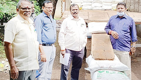வேளாண்மை இணை இயக்குனர் சேகர் மற்றும் தரக்கட்டுப்பாட்டு அதிகாரிகள் முன்னிலையில் யூரியா இறக்கப்பட்டது.