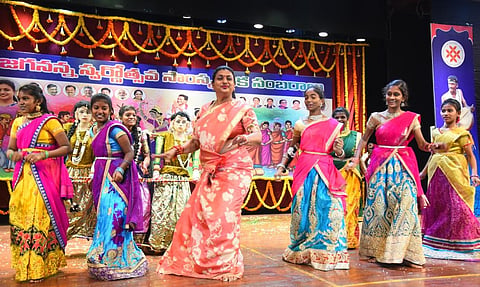 ஜெகன்மோகன் ரெட்டி பிறந்த நாள் விழாவில் கலைக்குழுவினருடன் நடனமாடி அசத்திய அமைச்சர் ரோஜா.