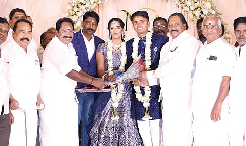 மணமக்களை முன்னாள் அமைச்சர் செல்லூர் ராஜூ, அ.தி.மு.க. அவைத்தலைவர் தமிழ்மகன் உசேன் மற்றும் முக்கிய நிர்வாகிகள் வாழ்த்தினர். 