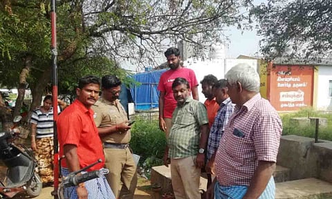 சேதப்படுத்தப்பட்ட கொடிக்கம்பத்தை படத்தில் காணலாம். 
