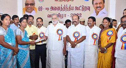 விழாவில் மகளிர் சுயஉதவிக்குழு உறுப்பினர்களுக்கு கடனுதவிகளை அமைச்சர் ஐ.பெரியசாமி வழங்கினார். அருகில் அமைச்சர் பெரியகருப்பன், கலெக்டர் மதுசூதன்ரெட்டி, எம்.எல்.ஏ.க்கள் தமிழரசி, மாங்குடி மற்றும் பலர் உள்ளனர்.