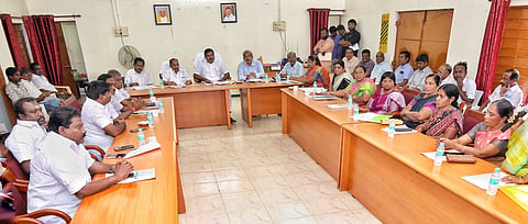 மண்டல தலைவர் இல. பத்மநாதன் தலைமையில் கூட்டம் நடந்தபோது எடுத்த படம்.அருகில் துணை மேயர் பாலசுப்ரமணியம் உள்ளார்.