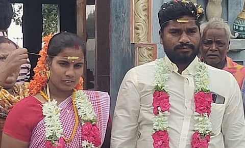 போலீஸ் டி.எஸ்.பி. அலுவலகத்தில் காதல் ஜோடி திருமண கோலத்தில் தஞ்சம் அடைந்தனர்.