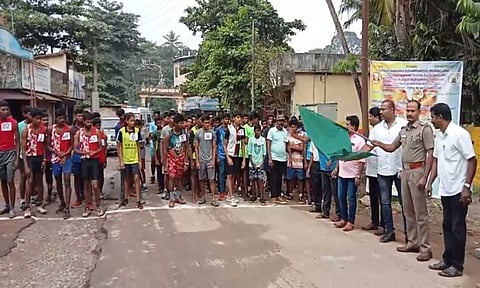மினி மாரத்தான் போட்டியை குலசேகரம் இன்ஸ்பெக்டர் பாலமுருகன் கொடியசைத்து தொடங்கி வைத்தார்.