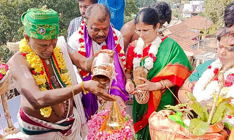 ஓசூர் அருகேயுள்ள சென்றாய சாமி கோவிலில் கும்பாபிஷேக விழா நடந்த காட்சி.