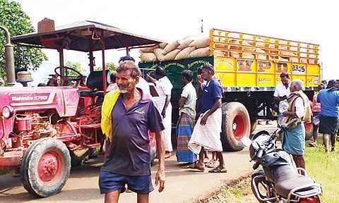 டிராக்டரை முந்திச்செல்ல முயன்றபோது விபத்து- அண்ணனுடன் மோட்டார்சைக்கிளில் சென்ற எம்.பில். மாணவி பலி