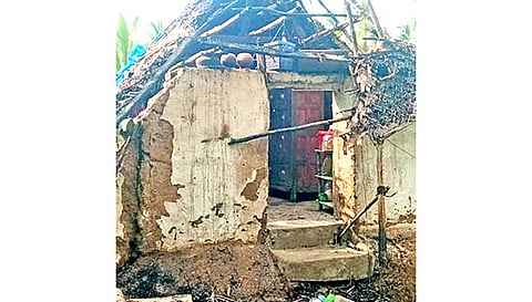 எரிந்த கூரை வீடு.