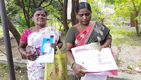 வெளிநாடு சென்ற சகோதரரை மீட்டுத் தரக்கோரி கலெக்டர் இடம் கோரிக்கை மனு கொடுக்க வந்த பழனியம்மாள்.