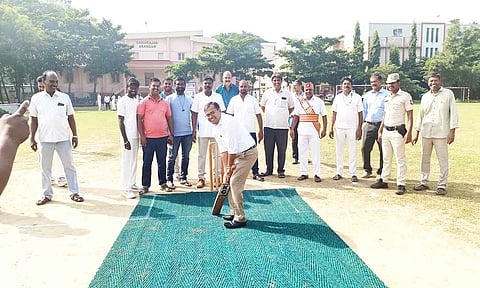  மாவட்ட அளவிலான கிரிக்கெட் போட்டியை கலெக்டர் தொடங்கி வைத்த காட்சி.