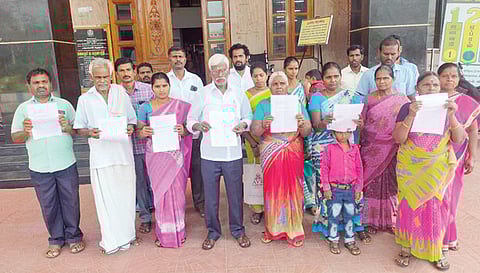 மனு கொடுக்க வந்தவர்களை படத்தில் காணலாம்.