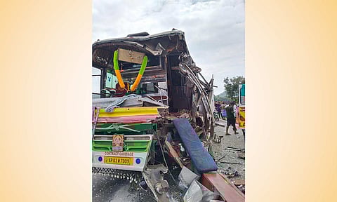 விபத்தில் நொறுங்கிய வேன்.