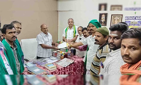 கூட்டுறவு சங்க மேலாண்மை இயக்குனரிடம் விவசாயிகள் மனு அளித்த காட்சி.