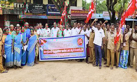 கடலூர் தலைமை தபால் நிலையம் அருகில் மாநகராட்சி தொழிலாளர் சங்கம் சார்பில் ஆர்ப்பாட்டம் நடந்தது.