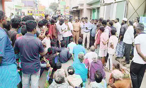 சாலை மறியலில் ஈடுபட்ட பொதுமக்களிடம் போலீசார் பேச்சுவார்த்தை நடத்திய காட்சி.