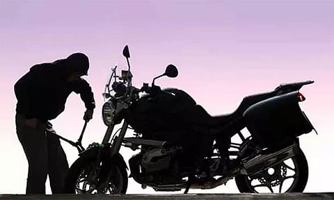 பைக், நகை திருடிய 3 வாலிபர்கள் கைது