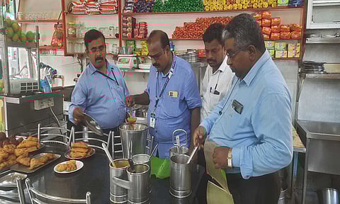 உணவு பாதுகாப்பு அதிகாரிகள் சோதனை நடத்திய போது எடுத்த படம் 