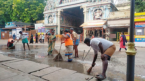 மதுரை மீனாட்சி அம்மன் கோவில் முன்பு தேங்கிய சாக்கடையை மாநகராட்சி ஊழியர்கள் அகற்றினர்.