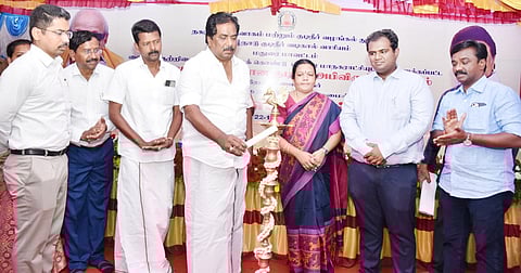 மதுரையில் நடந்த நிகழ்ச்சியில் அமைச்சர் மூர்த்தி குத்துவிளக்கு ஏற்றினார்.