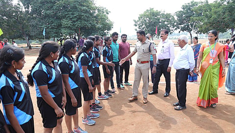 பரமத்தி போலீஸ் துணை சூப்பிரண்டு கலையரசன் கைப்பந்து போட்டியை தொடங்கி வைத்த காட்சி.