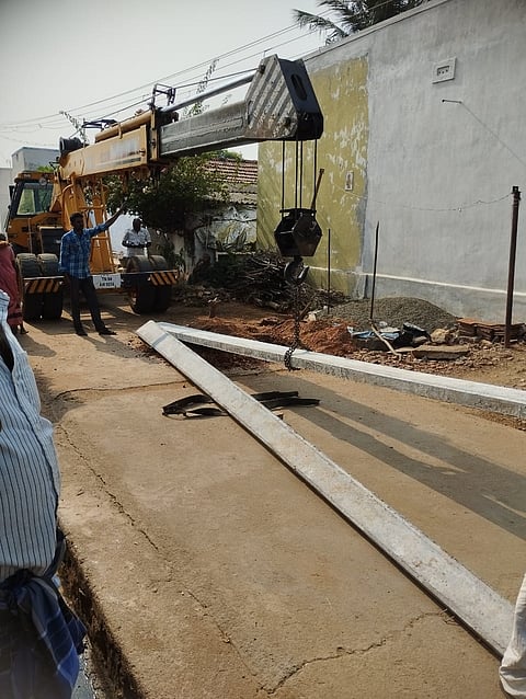 அன்னூரில் 4 ஆண்டுகளாக சாய்ந்து கிடந்த மின்கம்பம் அகற்றம்