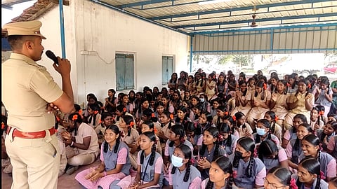 பள்ளி மாணவிகளுக்கு போலீசார் விழிப்புணர்வு