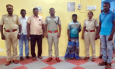 கைது செய்யப்பட்ட வாலிபரை படத்தில் காணலாம்.