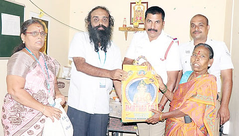 ஏழை, எளிய மக்களுக்கு மளிகை பொருட்கள் அடங்கிய தொகுப்புகள் வழங்கப்பட்டது.