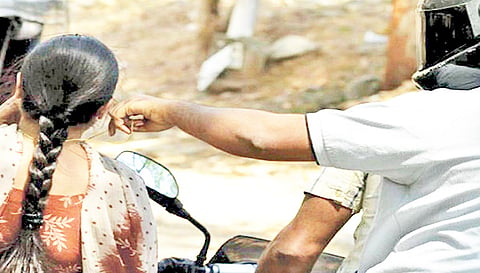 தஞ்சையில், பெண்ணிடம் 11½ பவுன் தங்க சங்கிலி பறிப்பு