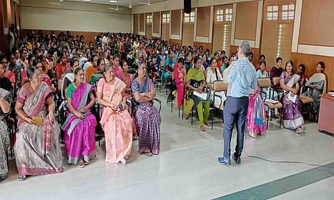திறன் மேம்பாட்டு பயிற்சி குறித்த விழிப்புணர்வு கூட்டம் நடைபெற்ற காட்சி. 