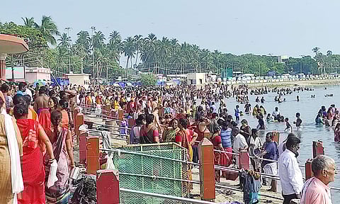 அக்னிதீர்த்த கடலில் புனித நீராட திரண்ட பக்தர்கள்.