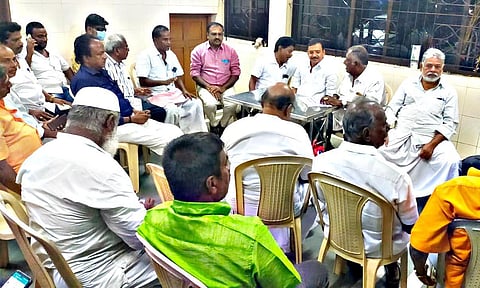 போராட்ட குழுவின் அவசர கூட்டம் நடந்தது.