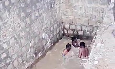 கால்வாயில் தண்ணீர் செல்லும் காட்சி.