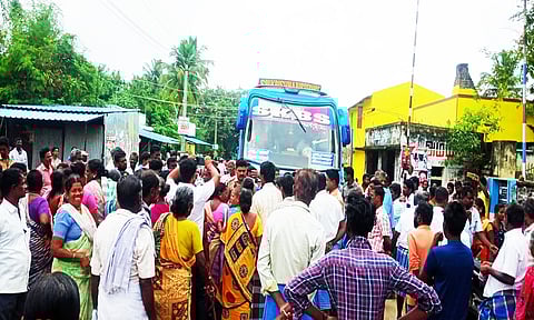 மறியலில் ஈடுபட்ட பணியாளர்கள்.