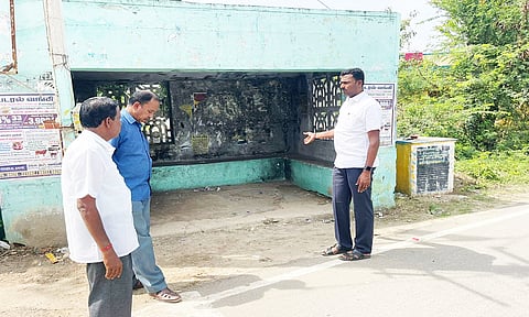 பாச்சல் பகுதியில் பழுதடைந்த கட்டிடங்களை வட்டார வளர்ச்சி அலுவலர் பார்வையிட்டு ஆய்வு செய்த காட்சி.