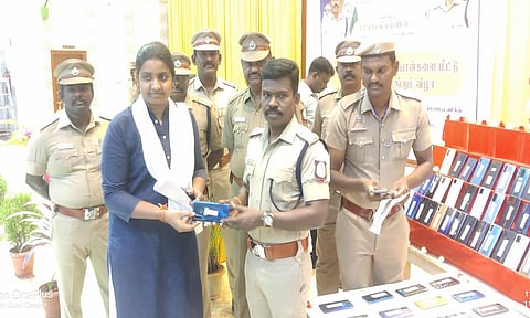 மீட்கப்பட்ட செல்போன்களை உரியவரிடம் எஸ்.பி. பாலகிருஷ்ணன் ஒப்படைத்தார்.