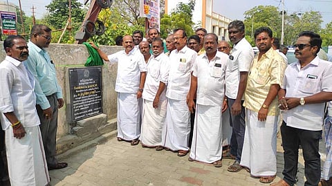 கல்வெட்டை கடம்பூர் ராஜூ எம்.எல்.ஏ. திறந்து வைத்த காட்சி.