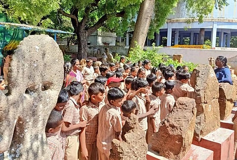 பள்ளி மாணவ- மாணவிகளுக்கு சிற்பங்கள் குறித்து சிறப்பு பயிற்சி நடைபெற்ற காட்சி.