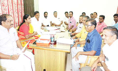 குடியாத்தத்தில் ஜவுளி பூங்கா அமைப்பது குறித்து அமலு விஜயன் எம்.எல்.ஏ. தலைமையில் கைத்தறி துணிநூல் துறை அதிகாரிகள் ஆலோசனை நடத்திய போது எடுத்த படம்.
