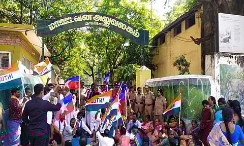 அரசு ரப்பர் தோட்ட கழக தொழிலாளர்களுக்கு ஆதரவாக மறியல் போராட்டத்தில் ஈடுபட்ட விடுதலை சிறுத்தைகள் கட்சியினரை படத்தில் காணலாம்.