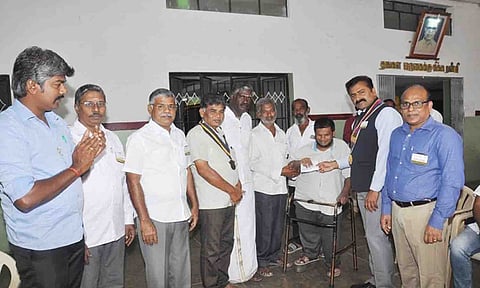 விழாவில் மாற்றுத்திறனாளிக்கு நலத்திட்ட உதவி வழங்கப்பட்ட போது எடுத்த படம்.