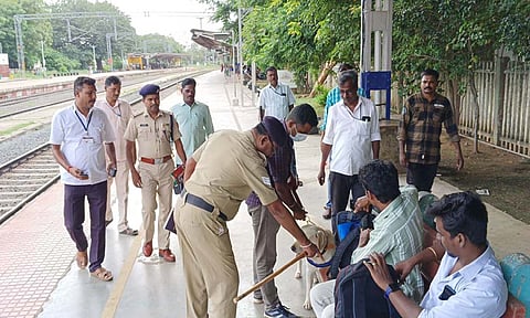 ரெயில் பயணிகளிடம் போலீசார் சோதனை நடத்திய காட்சி.